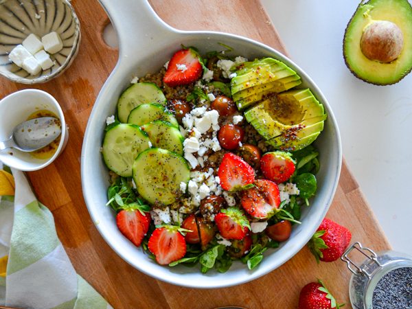 BOWL DE QUINOA CON FRESAS Y FETA