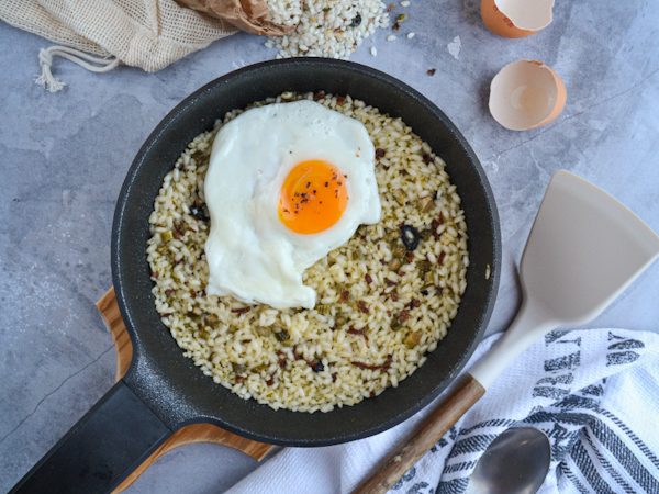 ARROZ CON REBOZUELOS, TRIGUEROS, ACEITUNAS NEGRAS Y HUEVO