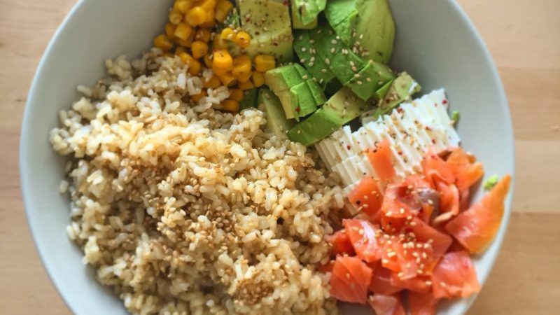 ARROZ CON SALMÓN Y AGUACATE