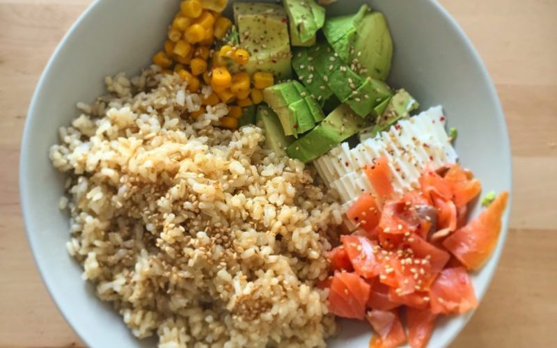 Arroz-integral-con-salmon-y-aguacate
