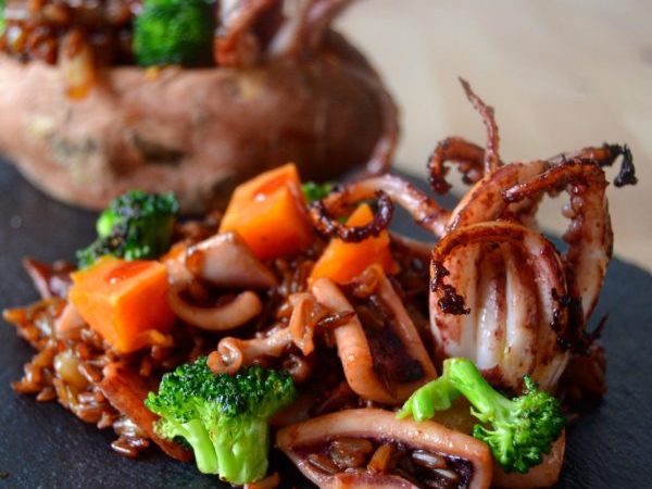 BATATAS CON ARROZ ROJO Y CHIPIRONES