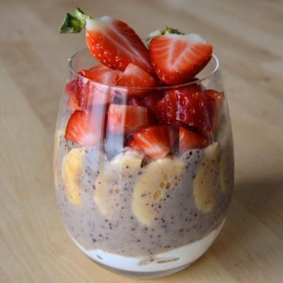 Batido-de-plátano-y-arándanos-con-yogur