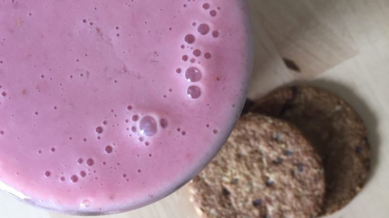 BATIDO DE PLÁTANO Y FRAMBUESAS