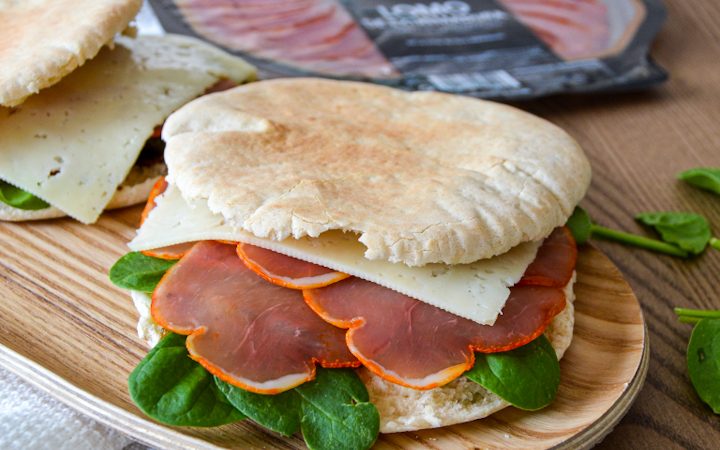 BOCADILLO CON PAN DE PITA, LOMO Y VERDURAS