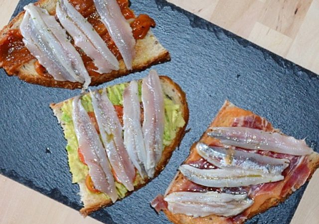 TOSTAS DE BOQUERONES EN ACEITE
