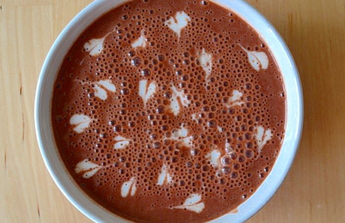 BOWL DE CHOCOLATE, KÉFIR Y CREMA DE CACAHUETE