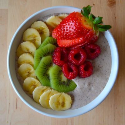 BOWL DE AVENA CON CHÍA Y FRESAS
