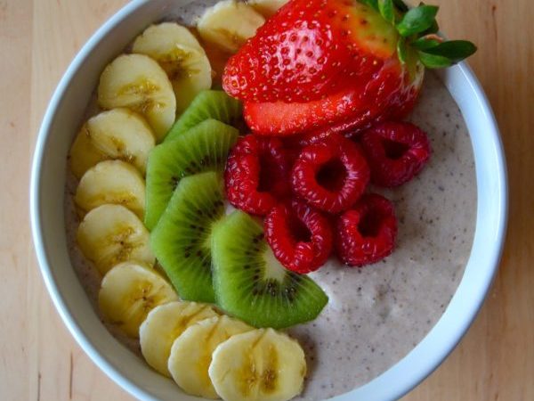 BOWL DE AVENA CON CHÍA Y FRESAS