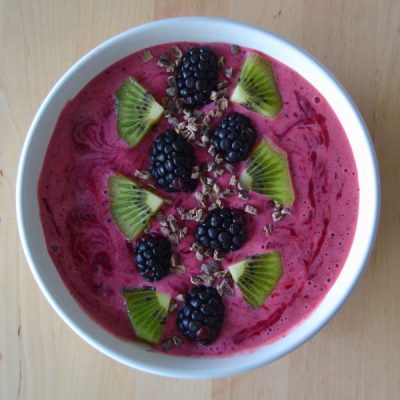 BOWL FRESAS, MORAS Y MERMELADA