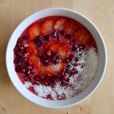 Bowl-de-granada-y-fresas