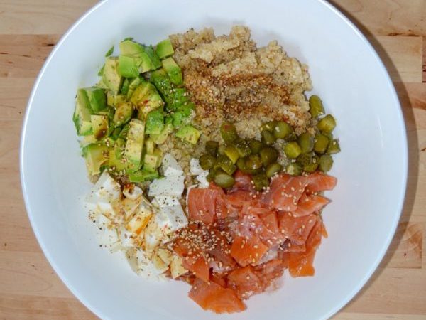 BOWL DE QUINOA, AGUACATE Y SALMÓN