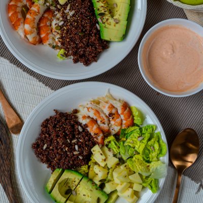 Bowl-de-quinoa-con-salsa-rosa-ligera