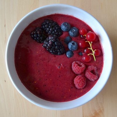 BOWL DE FRUTOS ROJOS Y CIRUELAS