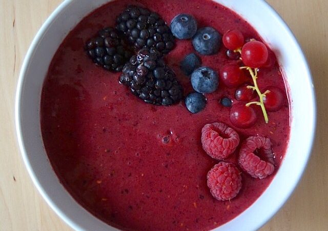 BOWL DE FRUTOS ROJOS Y CIRUELAS