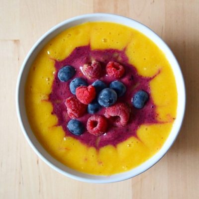 BOWL DE MANGO Y FRUTOS ROJOS