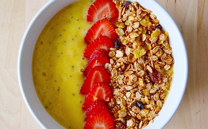 BOWL DE MANGO, PLÁTANO Y NARANJA