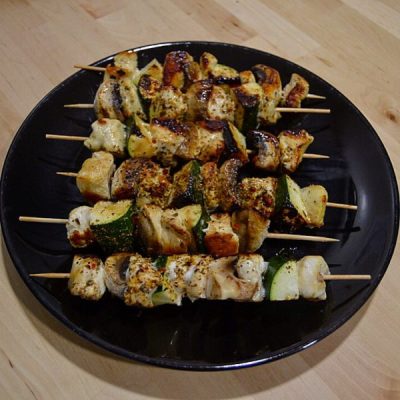 Brochetas -de-pollo-calabacín-y-champiñones