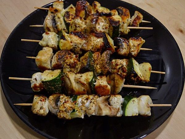 BROCHETAS DE POLLO, CALABACÍN Y CHAMPIÑONES