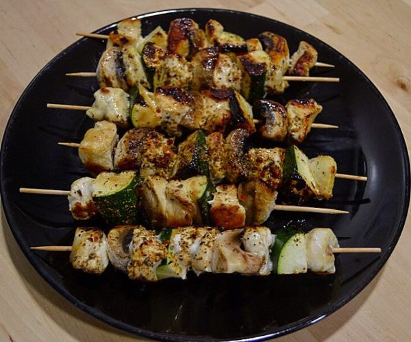Brochetas -de-pollo-calabacín-y-champiñones