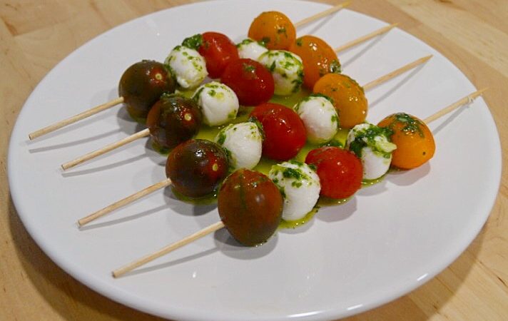 BROCHETAS DE MOZZARELLA Y TOMATITOS