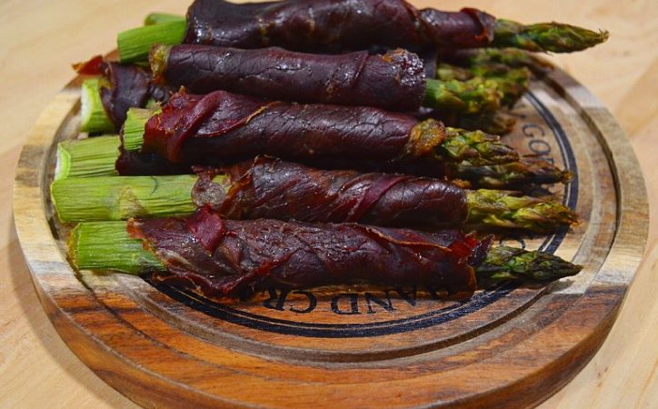 ESPÁRRAGOS ENVUELTOS DE CECINA