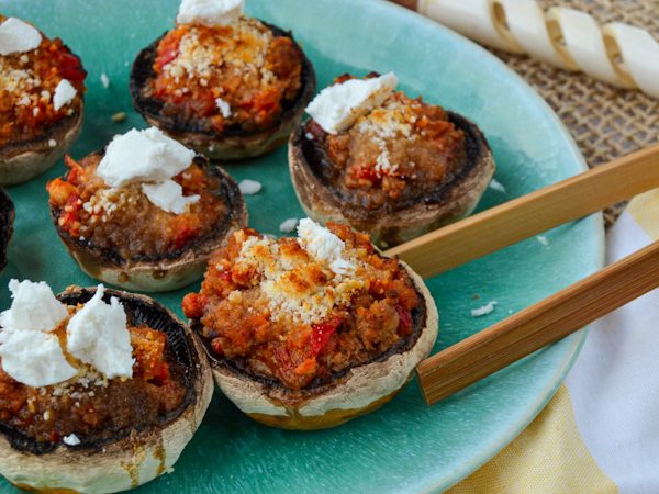 CHAMPIÑONES RELLENOS DE CARNE ESPECIADA