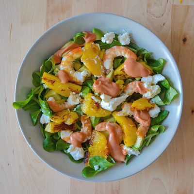 Ensalada-de-gambas-melocotón-y-ricotta