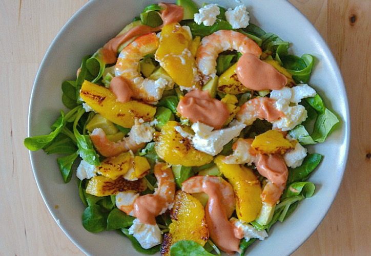Ensalada-de-gambas-melocotón-y-ricotta