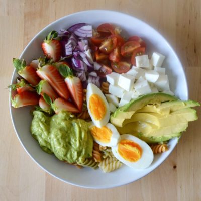 Ensalada-de-pasta-con-salsa-de-aguacate