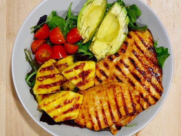 ENSALADA DE POLLO Y PIÑA A LA PLANCHA