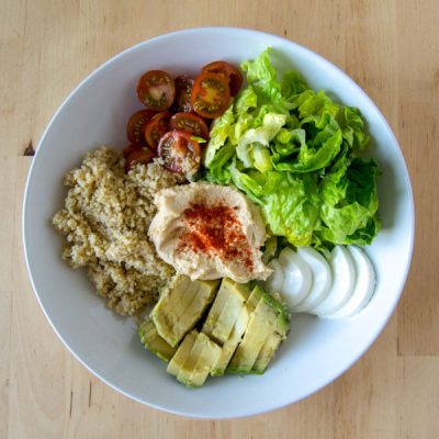 Ensalada-de-quinoa-y-hummus