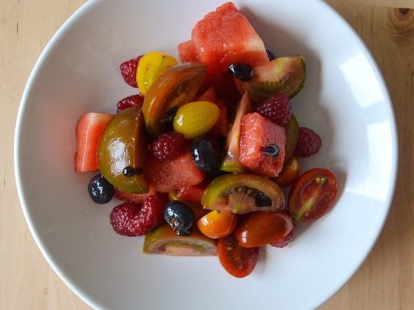 ENSALADA DE TOMATES Y FRUTAS ROJAS