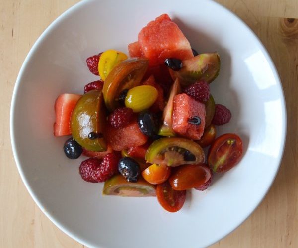 Ensalada-de-tomates-y-frutas-rojas