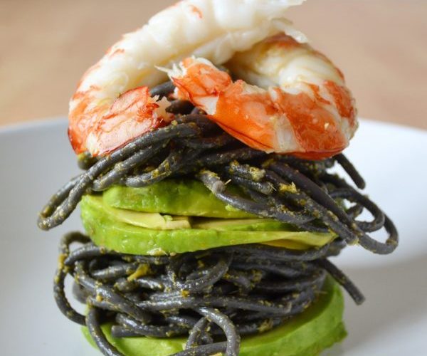 Espaguetis-con-aguacate-y-langostinos