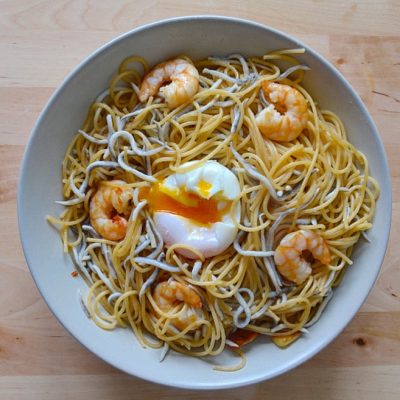 Espaguetis-con-gambas-gulas-y-huevo