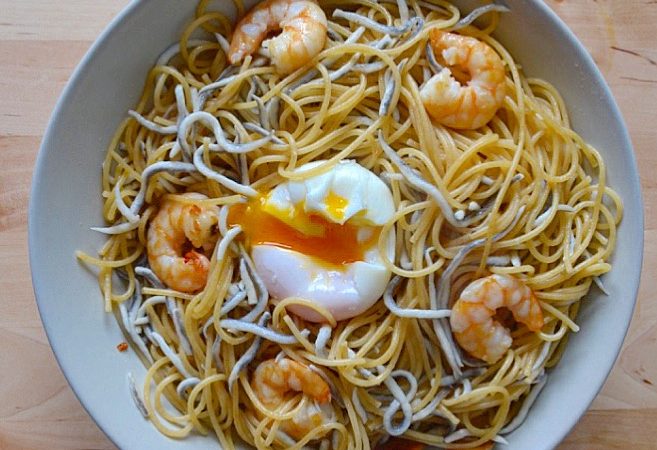 SPAGHETTI CON GULAS, GAMBAS Y HUEVO MOLLET