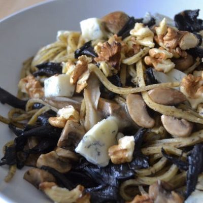 Espaguetis-nueces-setas-y-gorgonzola