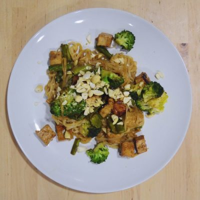 Fideos-de-arroz-con-tofu-y-brocoli