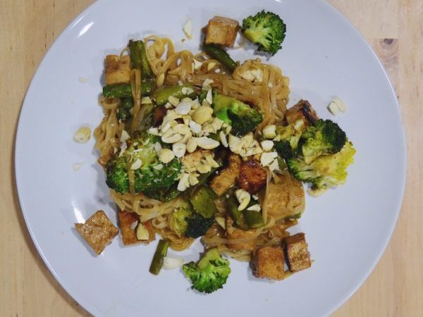 FIDEOS DE ARROZ CON TOFU Y BRÓCOLI