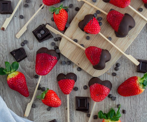 Fresas-de-corazon-con-chocolate