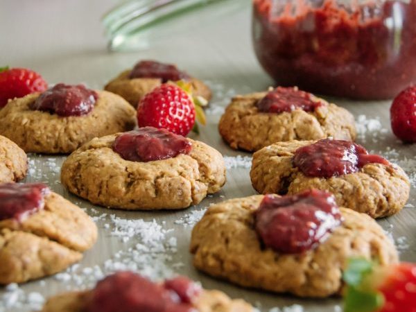 GALLETAS DE CACAHUETE CON MERMELADA DE FRESAS