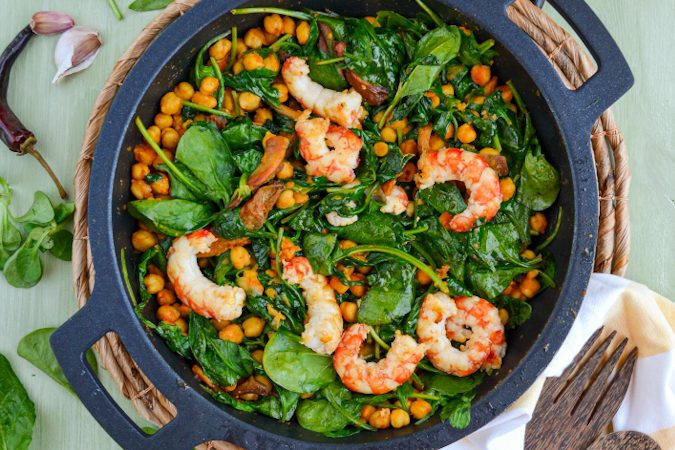 GARBANZOS CON LANGOSTINOS Y ESPINACAS