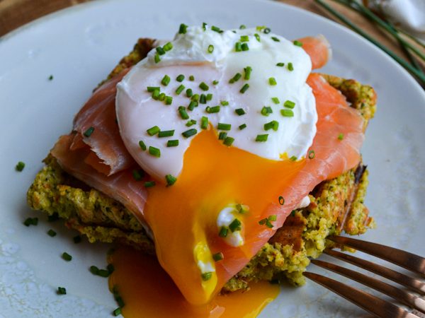 GOFRES DE BROCOLI CON HUEVO POCHÉ Y SALMÓN