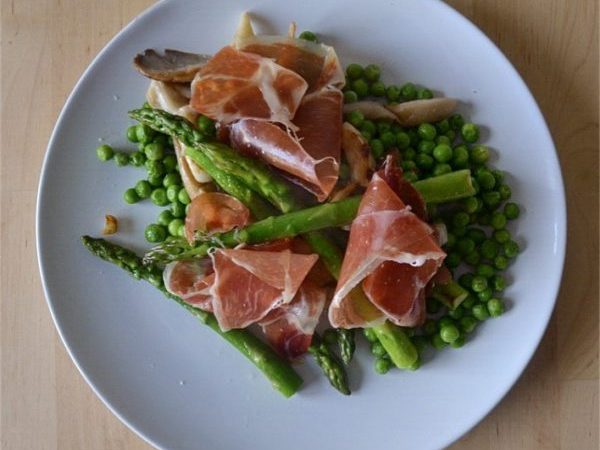 GUISANTES Y TRIGUEROS CON JAMÓN