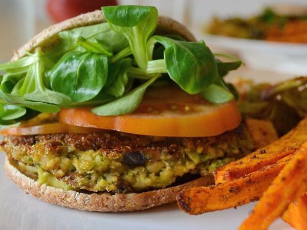 HAMBURGUESA DE CHAMPIÑONES, BRÓCOLI Y GARBANZOS
