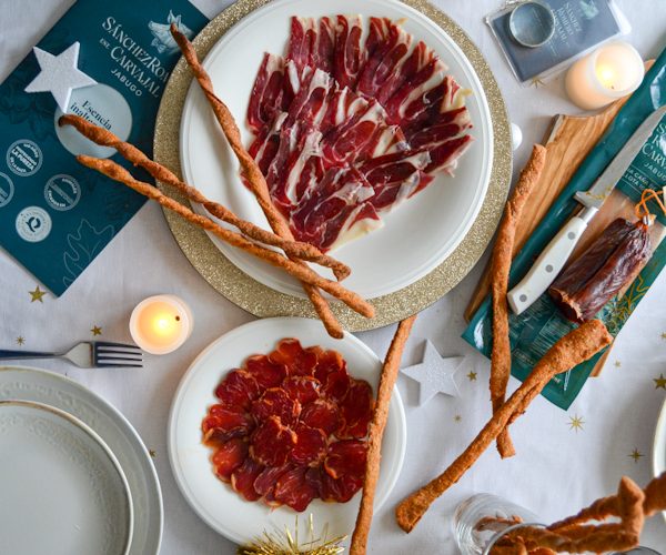 Jamon-con-grisinis-de-tomate-seco-y-tomillo