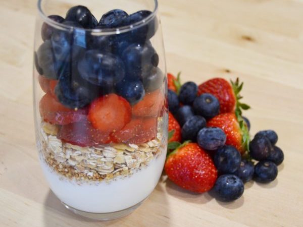 KÉFIR, AVENA Y FRUTAS