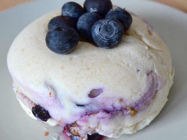 MUG CAKE DE YOGUR Y ARÁNDANOS