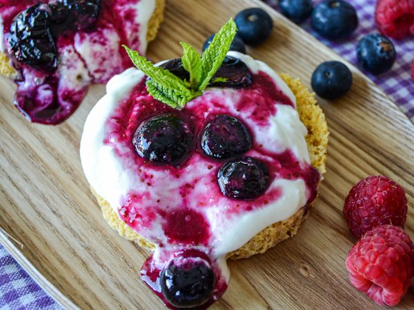 PAN KETO CON YOGUR Y ARÁNDANOS