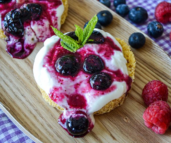Pan-keto-con-yogur-y-arandanos